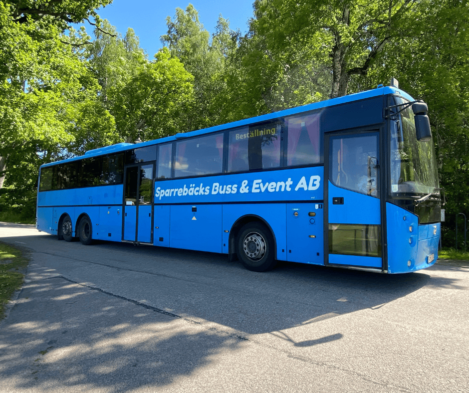 Sparrebäcks Buss & Event blå buss för gruppresor och evenemang.