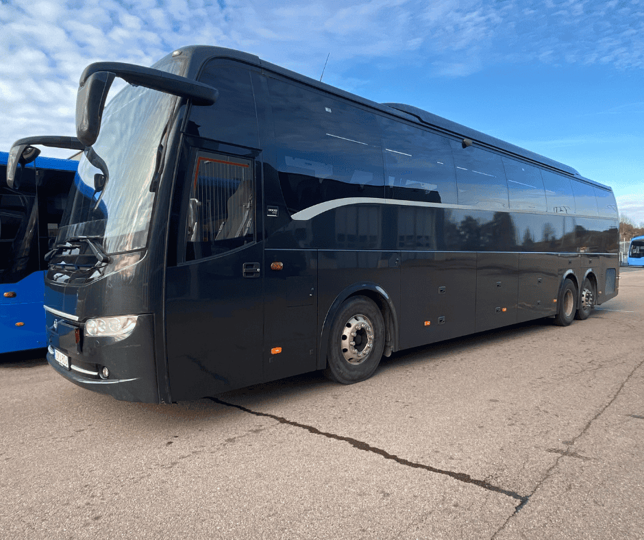 Moderne svart buss för gruppresor och företagsevenemang, perfekt för transportlösningar.